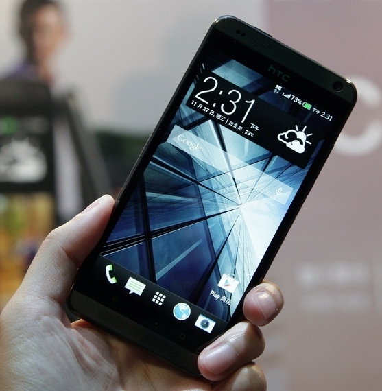 HTC Desire 700 в руках