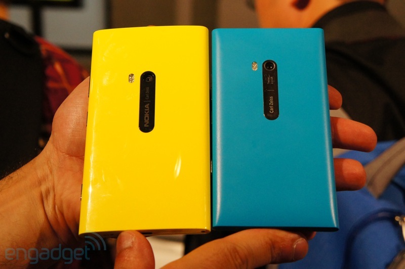 Lumia 920(слева) и 820