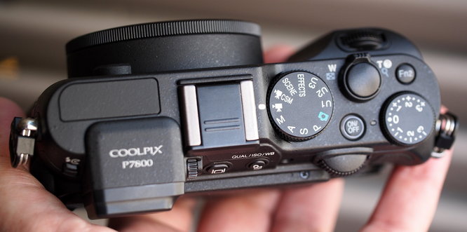 Фотоаппарат coolpix p7800 в руках