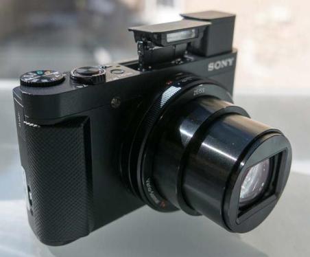 Вид на Sony DSC-HX90V сбоку